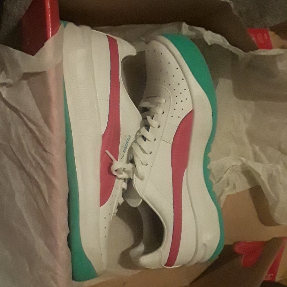 Clean beautiful puma sneakers